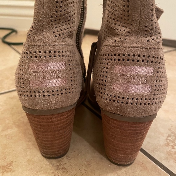 slightly used booties. VERY comfortable! - Picture 2 of 5